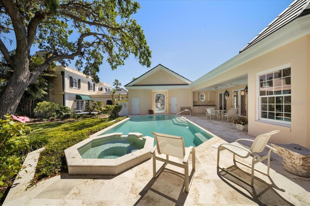 236 SAINT JAMES PARK
