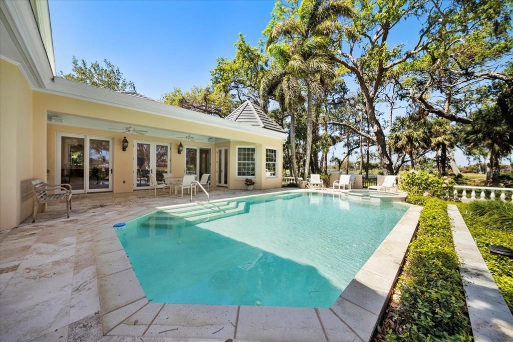 236 SAINT JAMES PARK