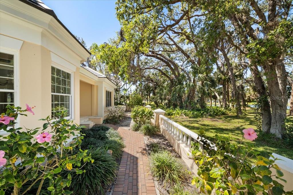 236 SAINT JAMES PARK