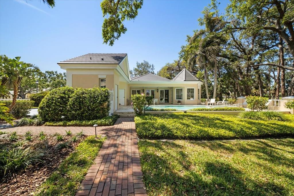 236 SAINT JAMES PARK