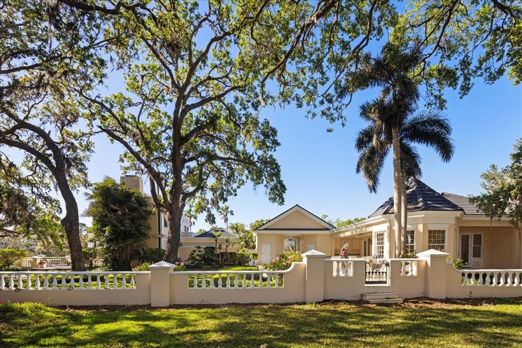 236 SAINT JAMES PARK