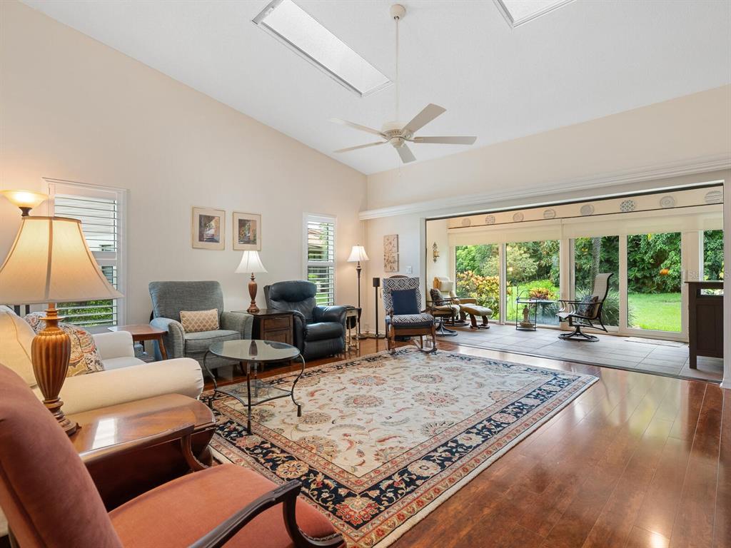 4004 WILSHIRE CIRCLE E UNIT 89