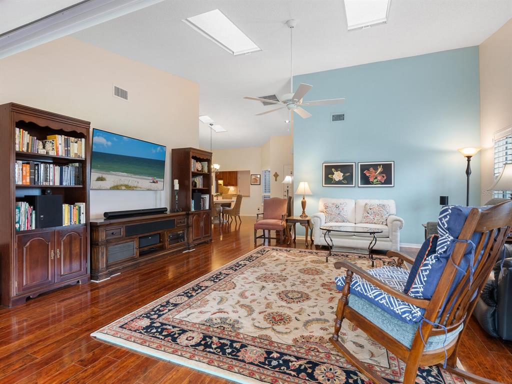 4004 WILSHIRE CIRCLE E UNIT 89