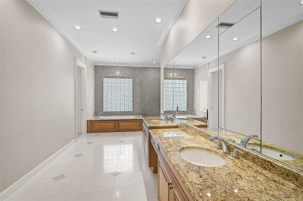 852 MACEWEN DRIVE