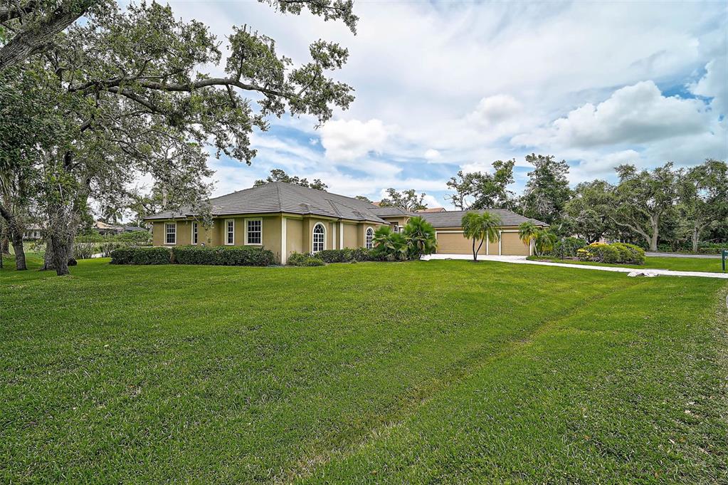 852 MACEWEN DRIVE