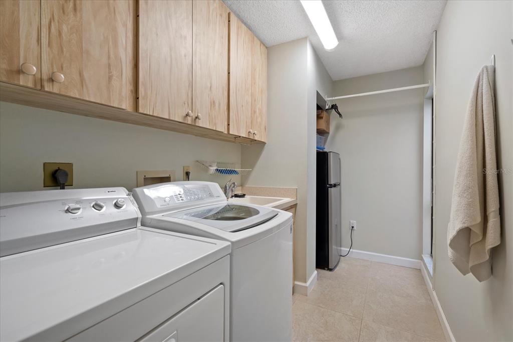 3953 GLEN OAKS MANOR DRIVE