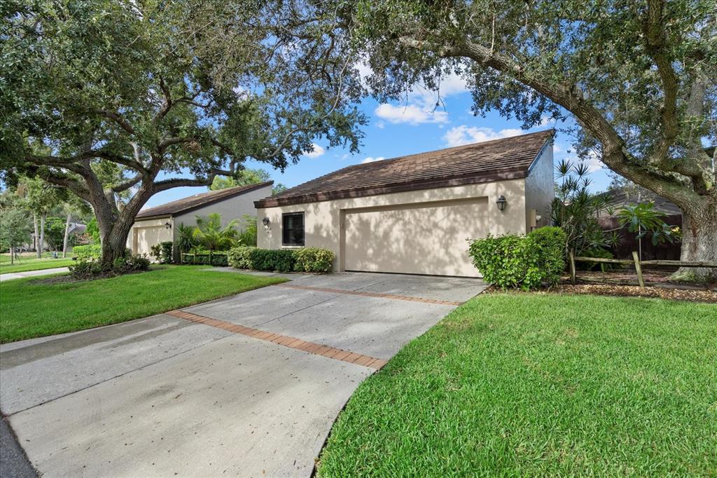 3953 GLEN OAKS MANOR DRIVE