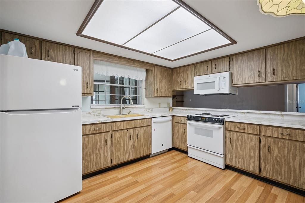 1452 DINGENS AVENUE gallery image #15