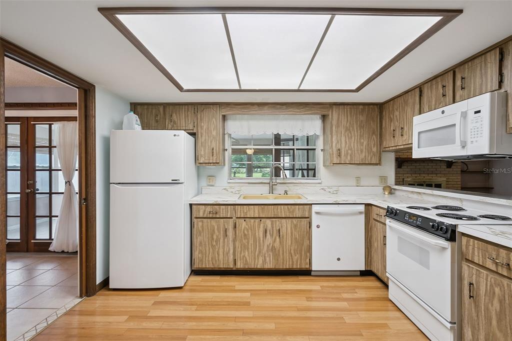 1452 DINGENS AVENUE gallery image #17