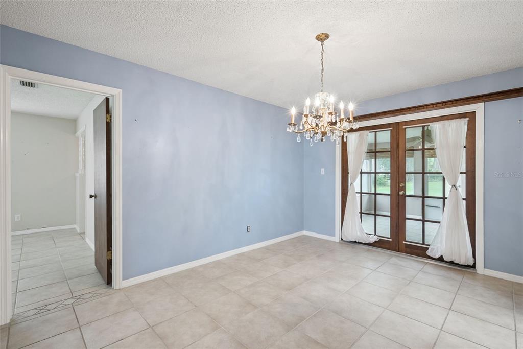 1452 DINGENS AVENUE gallery image #20