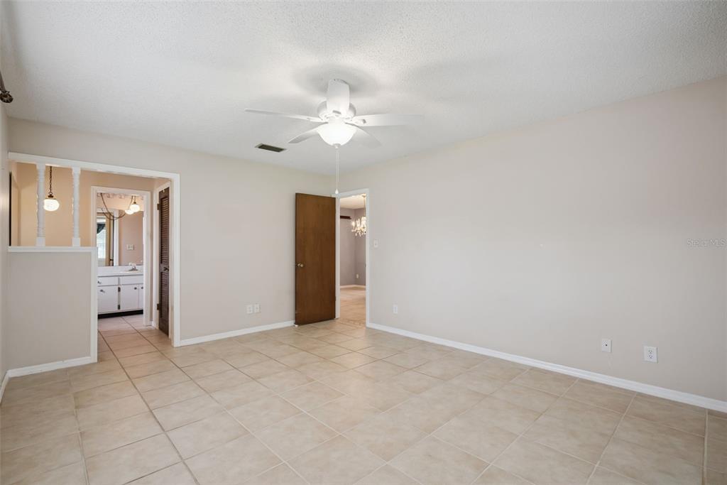 1452 DINGENS AVENUE gallery image #23