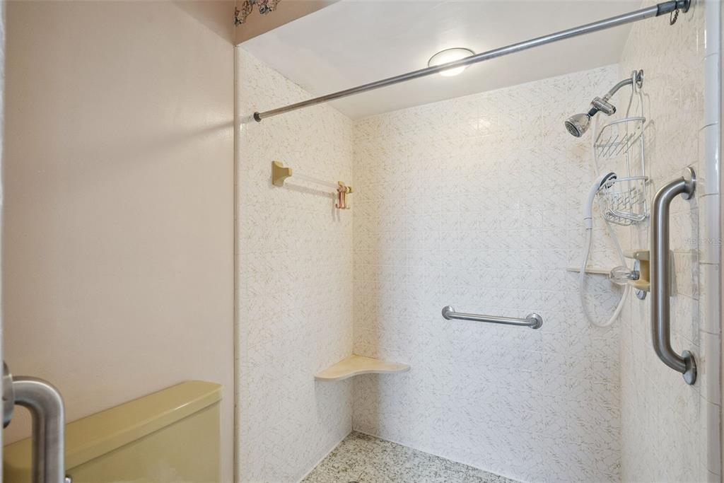 1452 DINGENS AVENUE gallery image #28