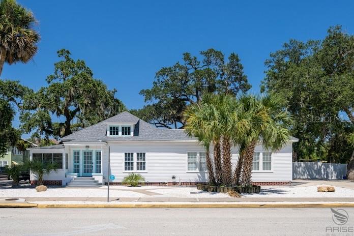 301 LIVE OAK STREET gallery image #3