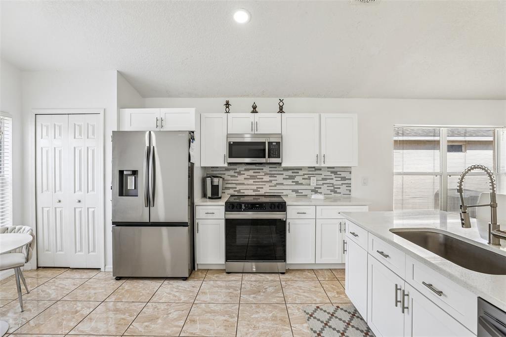 753 CASTERTON CIRCLE gallery image #9