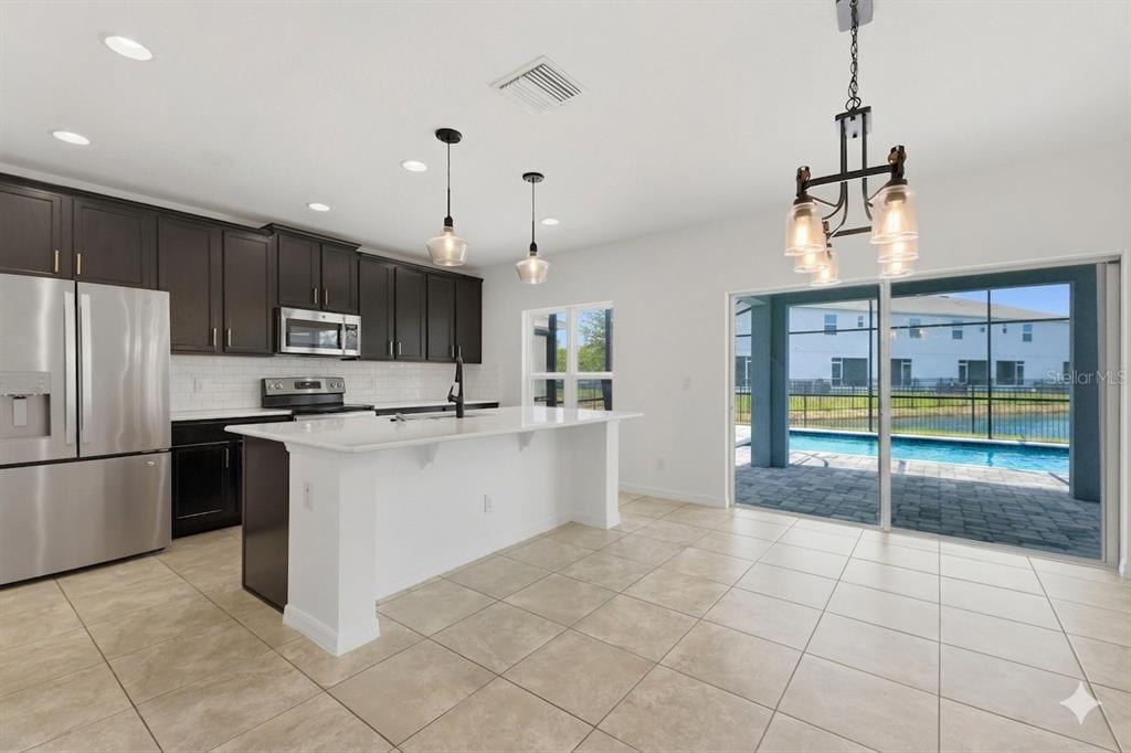 652 SAMUEL PLACE gallery image #10
