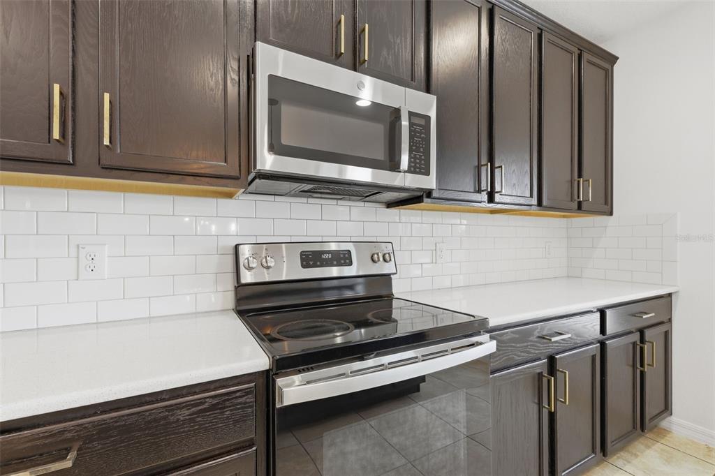 652 SAMUEL PLACE gallery image #8