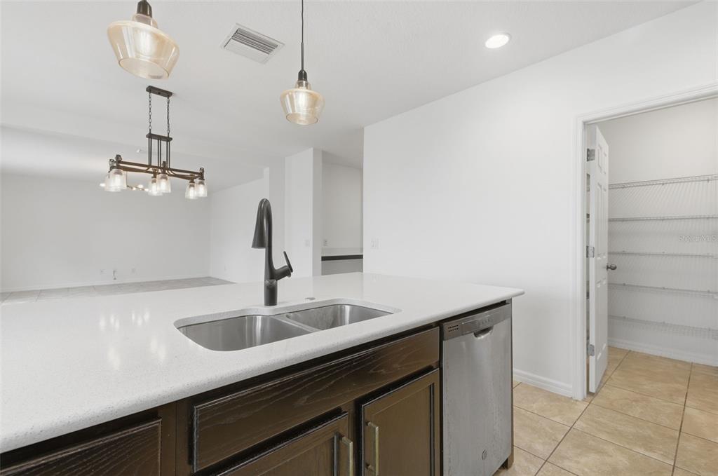 652 SAMUEL PLACE gallery image #9
