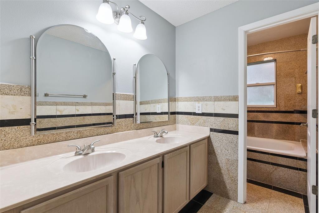 1025 OCEANBREEZE COURT gallery image #32