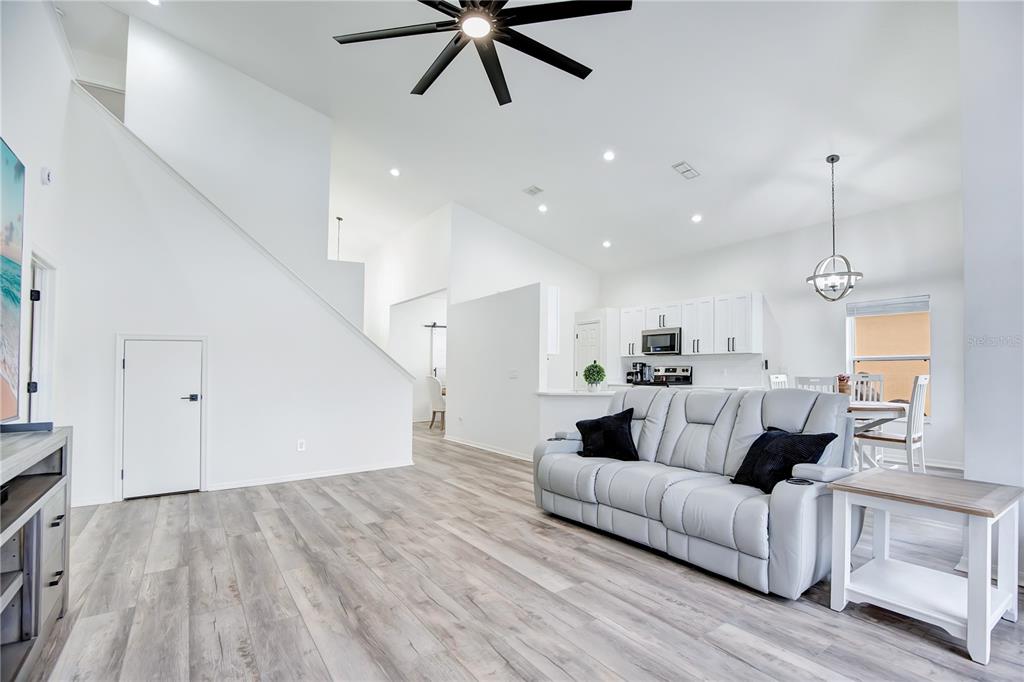 510 HARDWOOD CIRCLE gallery image #13