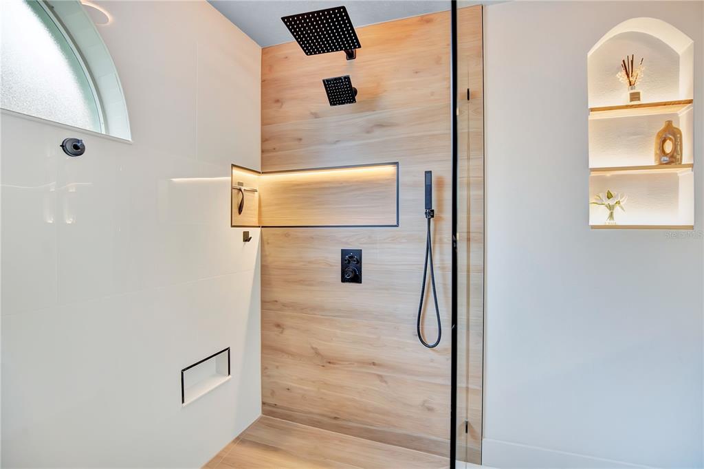 510 HARDWOOD CIRCLE gallery image #26
