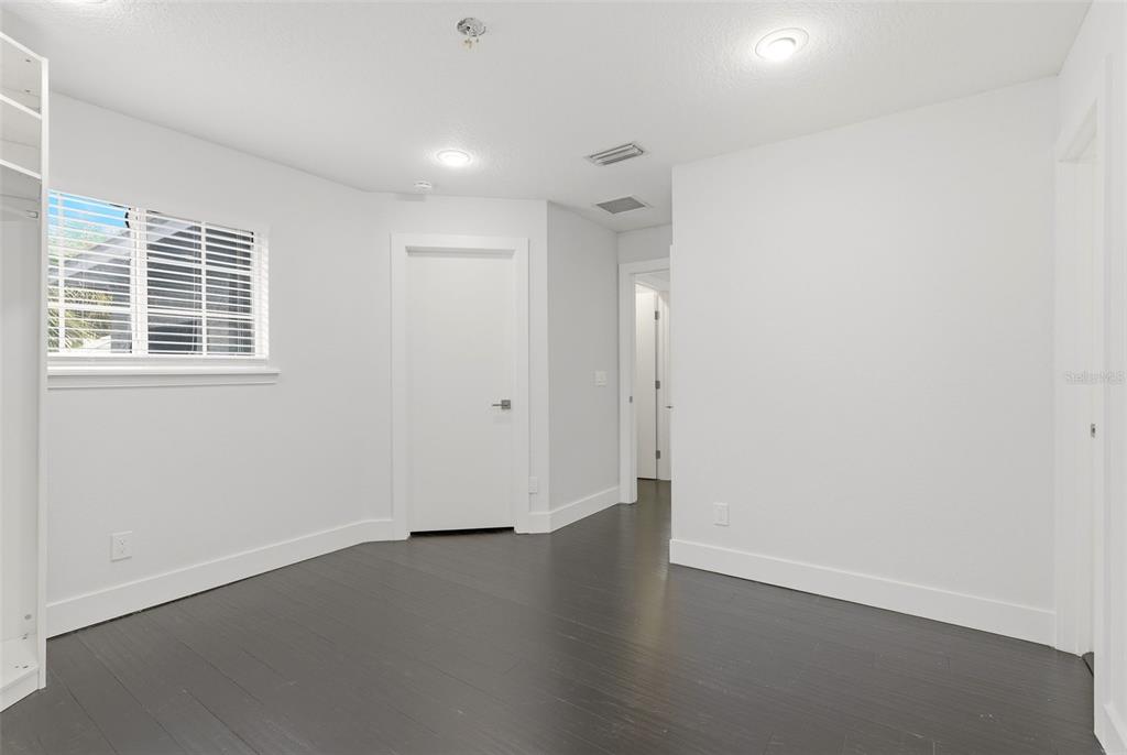 673 LAKE HARBOR CIRCLE gallery image #28