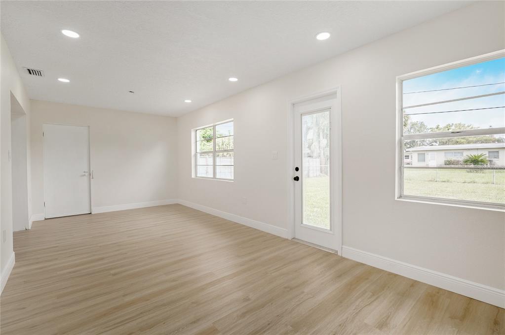3733 SURREY DRIVE gallery image #17