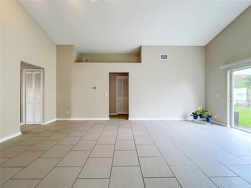 930 RIVECON AVENUE gallery image #8