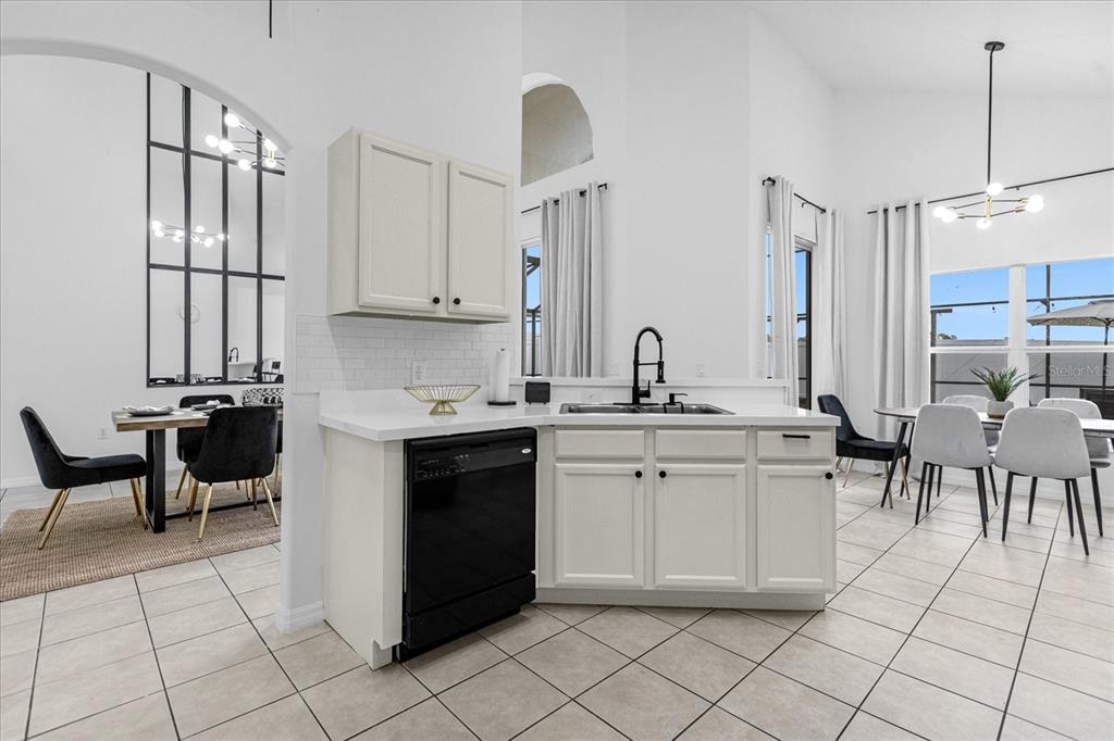 638 CASSIA DRIVE gallery image #12