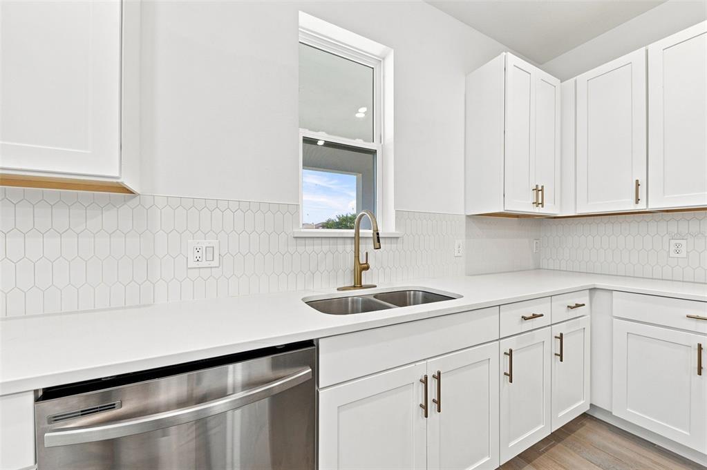 2251 DERWENT DRIVE gallery image #17