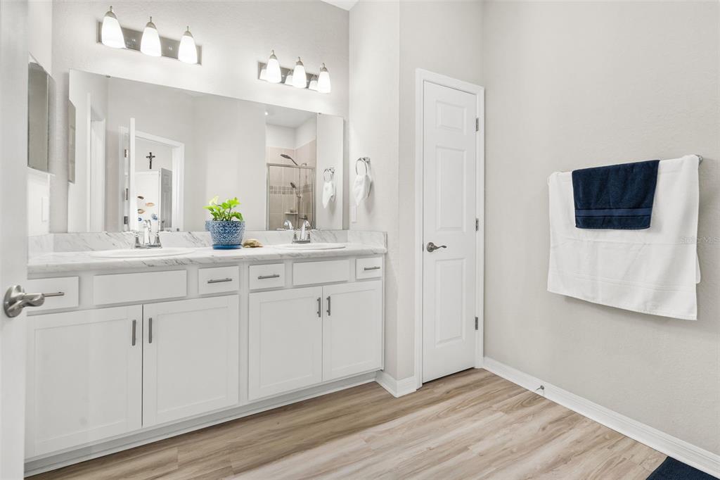 1553 FLEUR DRIVE gallery image #17