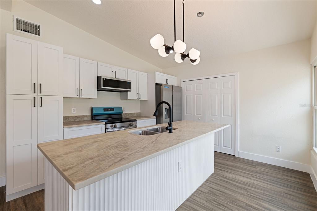 4431 SOUTHMORE DRIVE gallery image #8
