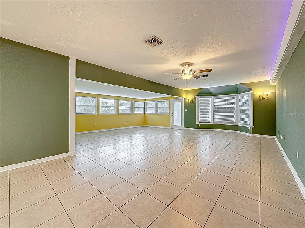 307 FERN CLIFF AVENUE gallery image #17