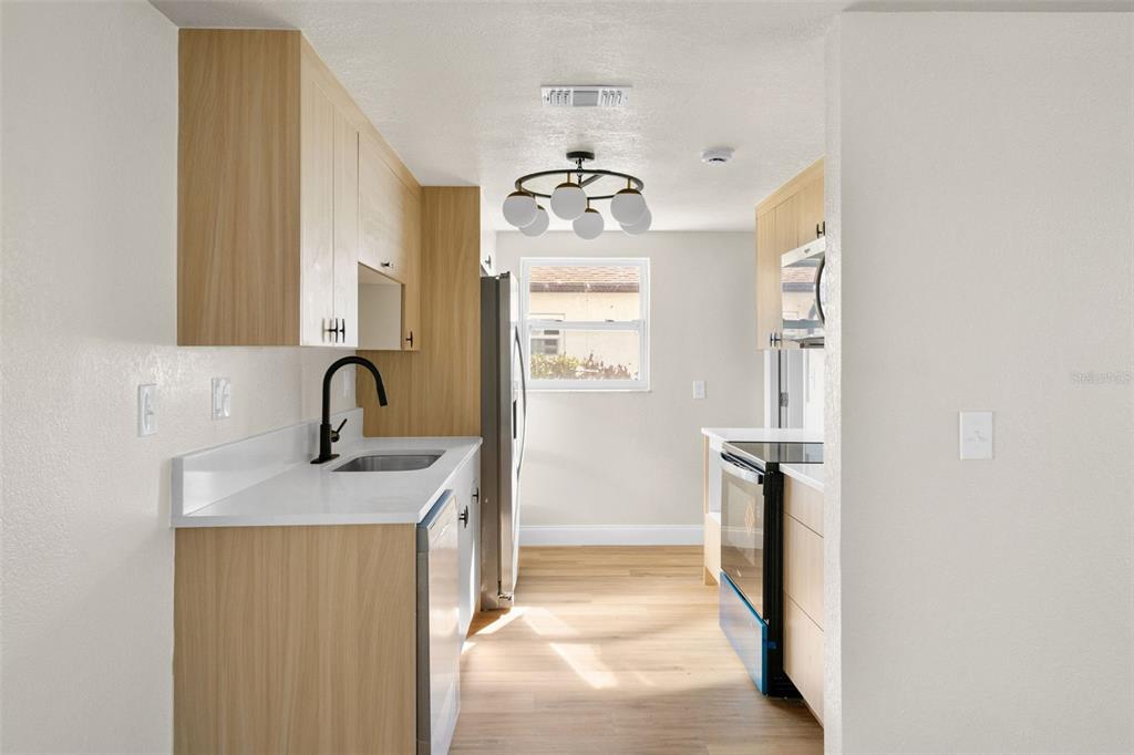 13804 VICTOR AVENUE gallery image #10