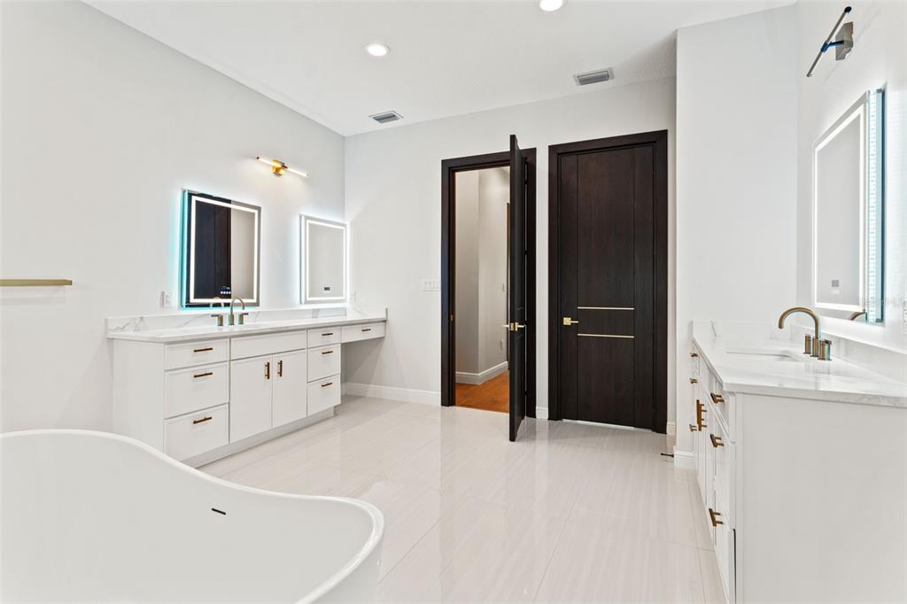 10700 PONTOFINO CIRCLE gallery image #31