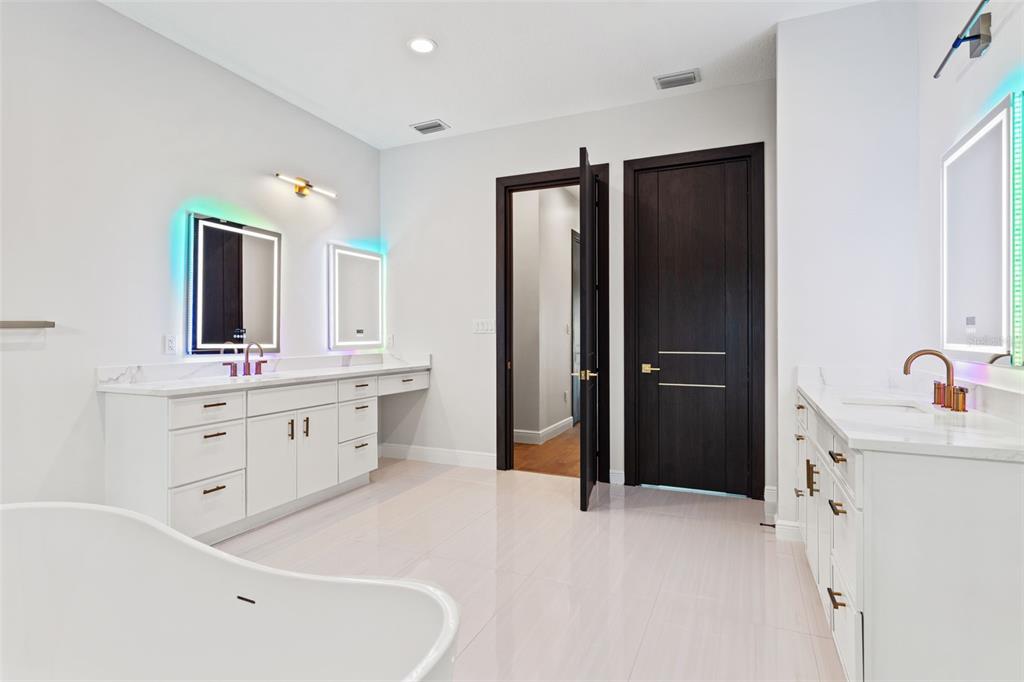 10700 PONTOFINO CIRCLE gallery image #32