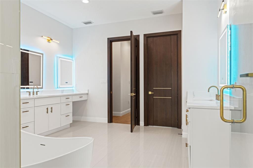 10700 PONTOFINO CIRCLE gallery image #38