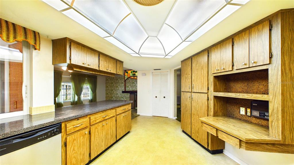 1116 N RIVERHILLS DRIVE gallery image #26