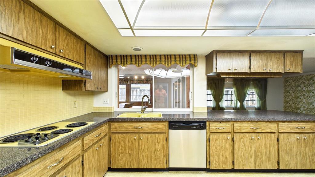 1116 N RIVERHILLS DRIVE gallery image #27
