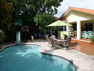 CORNER FAMILY POOL HOME