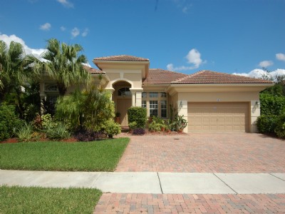 Lovely 5 Bedroom Pool and Lake Home in Sunset Lakes