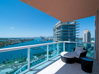 300 S POINTE DR #2203