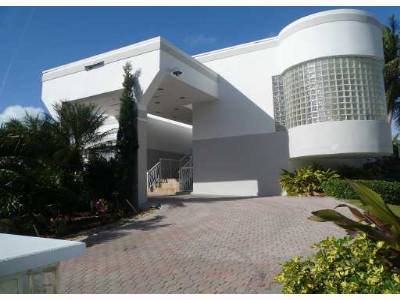 Gorgeous spacious home, modern design!