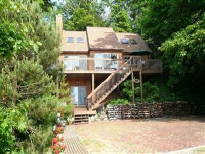 THE TREE HOUSE LODGE Welcome to this nine year old Post Beam Lodge
