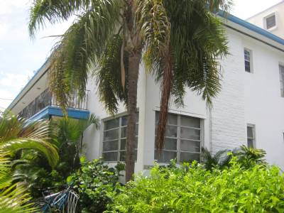 Beach cottage vibe on Lincoln Road.