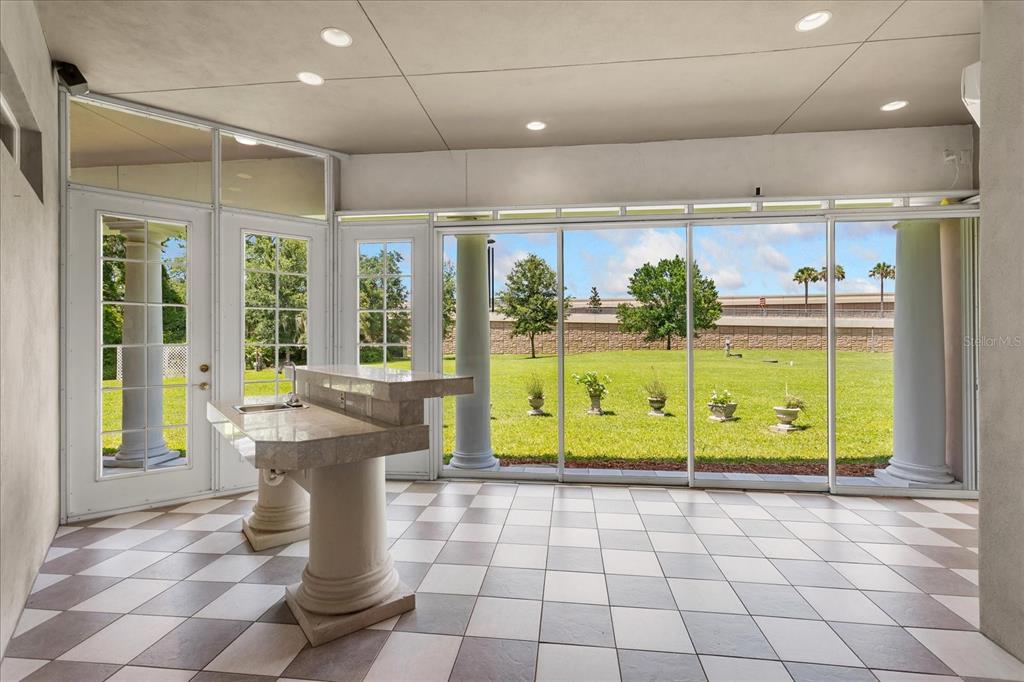 180 RIVER OAKS CIRCLE