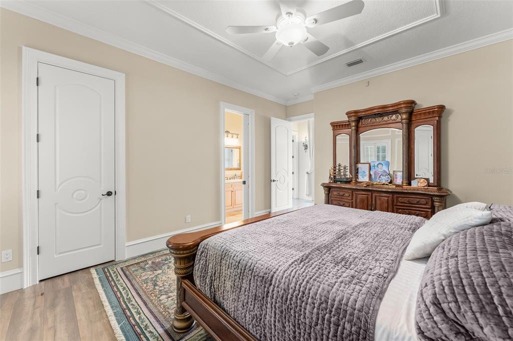 6055 LOUISE COVE DRIVE