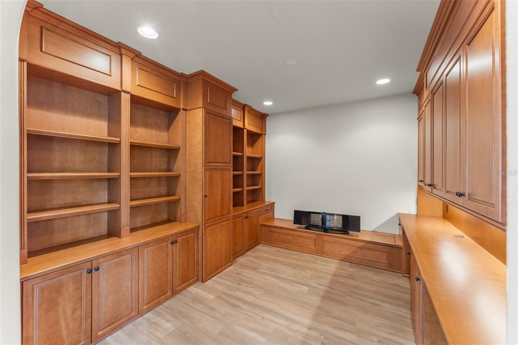 6055 LOUISE COVE DRIVE