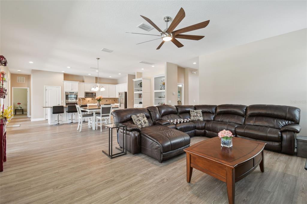 2566 LAKE MANOR DRIVE