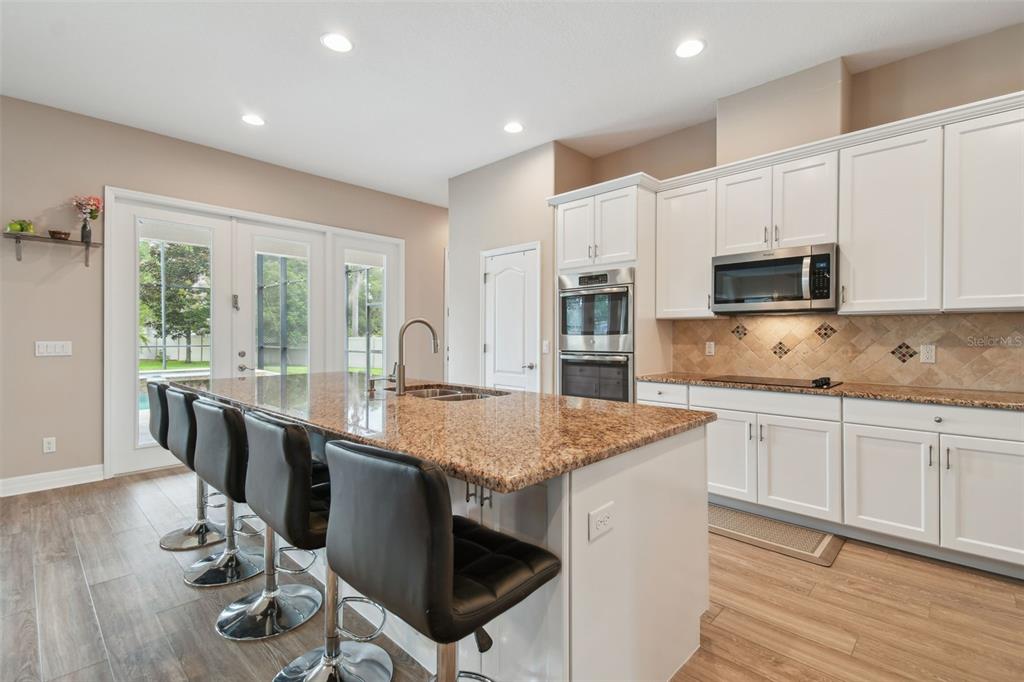 2566 LAKE MANOR DRIVE