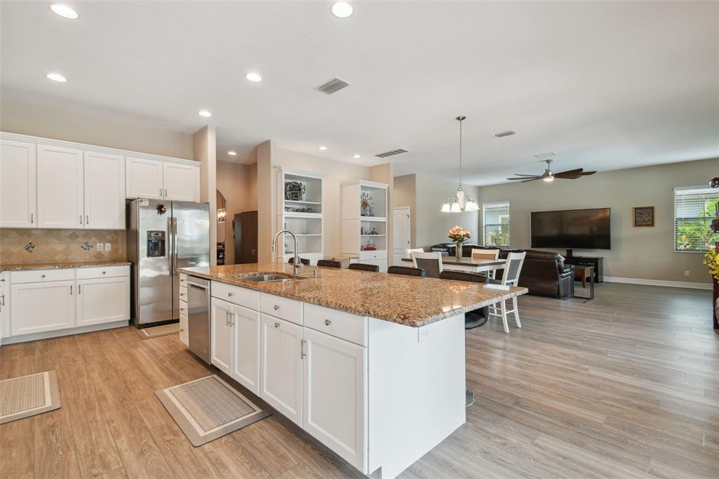 2566 LAKE MANOR DRIVE